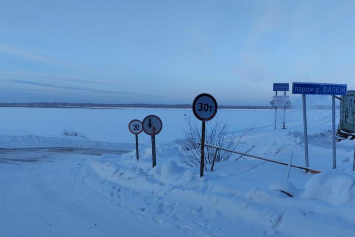 Дорожники восстановили автотранспортное сообщение по зимнику "Эдьигээн"